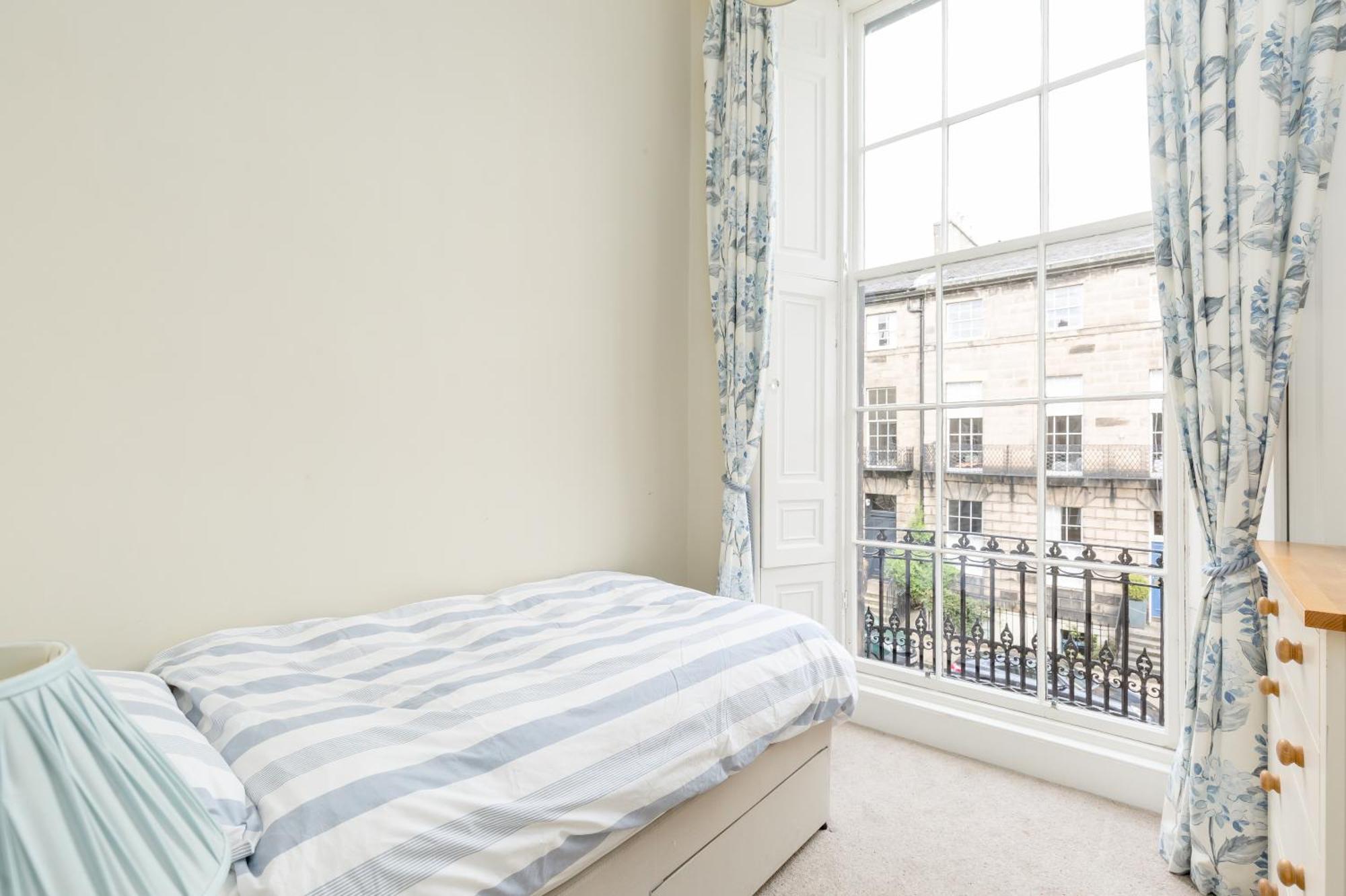 Light And Spacious 2 Bedroom Flat In Heart Of Edimburgo Exterior foto